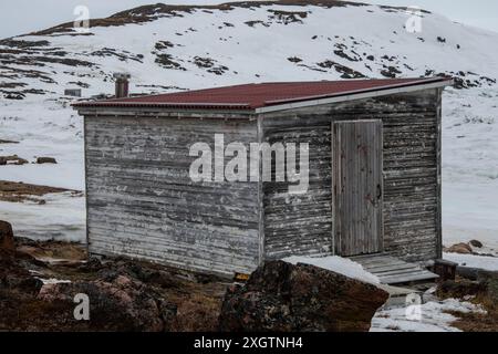 Holzschuppen am Red Boat Beach in Apex, Nunavut, Kanada Stockfoto