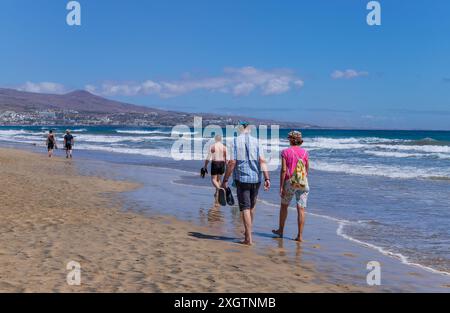 Gran Canaria, Spanien - 20. März 2024: Besucher besuchen den Strand Playa Ingles in Maspalomas, Gran Canaria. Spanien Stockfoto