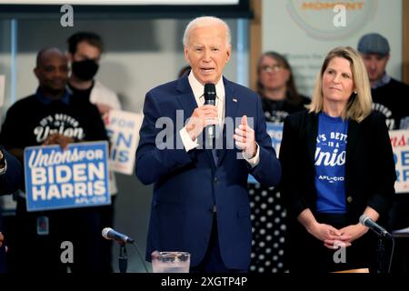 USA. Juli 2024. US-Präsident Joe Biden, Center, spricht am Mittwoch, den 10. Juli, während eines Treffens der Staats- und Regierungschefs der nationalen gewerkschaften beim AFL-CIO in Washington, DC, USA. 2024. Biden wendet sich an schwarze, hispanische und progressive Führer, um einen innerparteilichen Aufstand über seine Eignung für sein Amt zu stoppen, eine unerwartete Lebensader für einen Präsidenten, dessen Ansehen unter den Wählern in diesen Gruppen nachgelassen hat. Fotograf: Ting Shen/Pool/SIPA USA Credit: SIPA USA/Alamy Live News Stockfoto