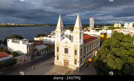 Blick auf den Fluss Sao Francisco juazeiro, bahia, brasilien - 6. juli 2024: Blick auf die Basilika unserer Lieben Frau vom Schmerz in der Stadt Juazeiro JUAZEIRO BAHIA BRASILIEN Copyright: XJoaxSouzax 060724JOA000 Stockfoto