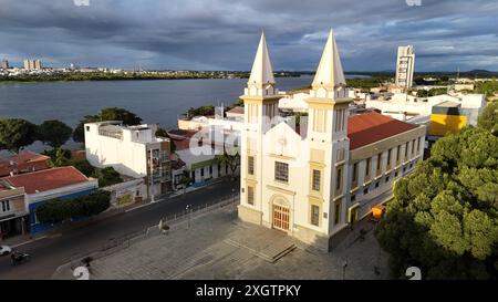 Blick auf den Fluss Sao Francisco juazeiro, bahia, brasilien - 6. juli 2024: Blick auf die Basilika unserer Lieben Frau vom Schmerz in der Stadt Juazeiro JUAZEIRO BAHIA BRASILIEN Copyright: XJoaxSouzax 060724JOA002 Stockfoto