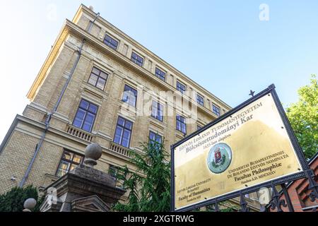 Ein Gebäude und Schild für die Eotvos Lorand University auf dem Campus der Geisteswissenschaftlichen Fakultät Stockfoto