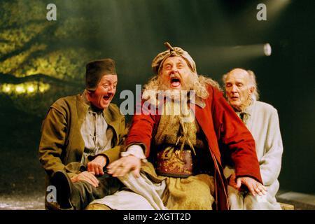 l-r: Benjamin Whitrow (Shallow), Desmond Barrit (John Falstaff), Peter Copley (Silence) in HENRY IV Teil II von Shakespeare bei der Royal Shakespeare Company (RSC), Swan Theatre, Stratford-upon-Avon 29/06/2000 Set-Design: Es Devin Kostüme: Kandis Cook Beleuchtung: Tim Mitchell Fights: Terry King Regisseur: Michael Attenborough Stockfoto