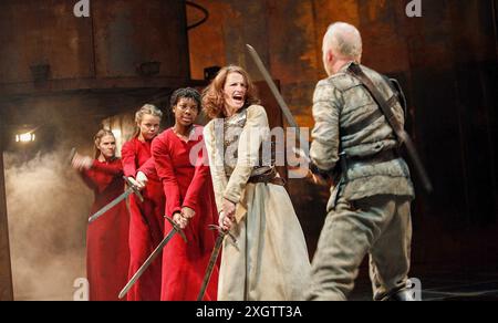 I/V - Zentrum: Katy Stephens (Joan La Pucelle) Rechts: Keith Bartlett (Lord Talbot) und (links) Fiends (l-r: Alexia Healy, Hannah Barrie, Ann Ogbomo) in HENRY VI Teil i von Shakespeare bei der Royal Shakespeare Company (RSC), Courtyard Theatre, Stratford-upon-Avon, England 09/08/2006 Teil des RSC 'The Complete Works' Festivals - April 2006 bis März 2007 Design: Tom Piper Beleuchtung: Heather Carson Regisseur: Michael Boyd Stockfoto