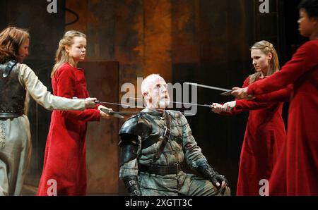 I/V - l-r: Katy Stephens (Joan La Pucelle), Hannah Barrie (Fiend), Keith Bartlett (Lord Talbot), Alexia Healy (Fiend), Ann Ogbomo (Fiend) in HENRY VI Teil i von Shakespeare bei der Royal Shakespeare Company (RSC), Courtyard Theatre, Stratford-upon-Avon, England 09/08/2006 Teil des RSC „The Complete Works“ Festivals – 2006. April bis 2007. März Tom Piper Beleuchtung: Heather Carson Regisseur: Michael Boyd Stockfoto