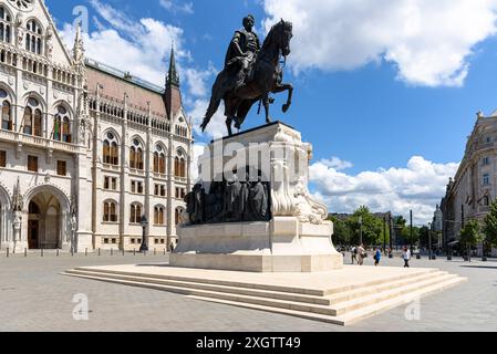 Die Reiterstatue des Grafen Gyula Andrassy am südlichen Ende des ungarischen parlamentsgebäudes auf Kossuth ter in Budapest Stockfoto