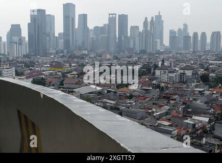 10. Juli 2024, Jakarta, Dki Jakarta, Indonesien: Ein Blick auf ein Wohngebiet mit einem Hintergrund von Hochhäusern aus einer Höhe in der Gegend von Jakarta, Mittwoch (07.10.2024). Die Regierung zielt darauf ab, dass die Bevölkerung Jakartas im Jahr 2030 12,5 Millionen Menschen erreichen soll, während auf der Grundlage von Bevölkerungsdaten der Generaldirektion für Bevölkerung und Zivilregistrierung, die Bevölkerung des DKI Jakarta hatte Ende 2023 11,34 Millionen Menschen bei einer Bevölkerungsdichte von 16.146 Menschen pro Quadratkilometer erreicht. (Kreditbild: © GEMA Azwar Hakiki/ZUMA Press Wire) NUR REDAKTIONELLE VERWENDUNG! Nicht für Commerci Stockfoto