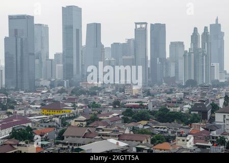 10. Juli 2024, Jakarta, Dki Jakarta, Indonesien: Ein Blick auf ein Wohngebiet mit einem Hintergrund von Hochhäusern aus einer Höhe in der Gegend von Jakarta, Mittwoch (07.10.2024). Die Regierung zielt darauf ab, dass die Bevölkerung Jakartas im Jahr 2030 12,5 Millionen Menschen erreichen soll, während auf der Grundlage von Bevölkerungsdaten der Generaldirektion für Bevölkerung und Zivilregistrierung, die Bevölkerung des DKI Jakarta hatte Ende 2023 11,34 Millionen Menschen bei einer Bevölkerungsdichte von 16.146 Menschen pro Quadratkilometer erreicht. (Kreditbild: © GEMA Azwar Hakiki/ZUMA Press Wire) NUR REDAKTIONELLE VERWENDUNG! Nicht für Commerci Stockfoto