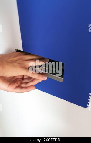 Frauenhände sammeln Münzen an einem Geldwechselautomaten Stockfoto