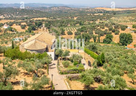 Luftaufnahme der Ermita de San Juan aus dem 14. Jahrhundert in Alanis de la Sierra, Sevilla, Spanien. Umgeben von landschaftlich reizvoller Landschaft und Olivenhainen. Stockfoto