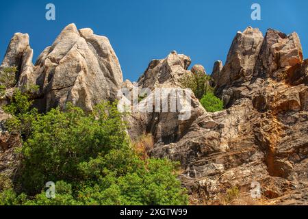 Blick auf die einzigartige Karstlandschaft am Cerro del Hierro in der Sierra Norte de Sevilla, Spanien. Dieses Naturdenkmal zeigt schroffe Felsformationen Stockfoto