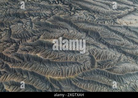 Atemberaubende Luftaufnahmen der verwitterten Strukturen und Muster von Badlands, die Kunstwerke der Natur von oben zeigen Stockfoto