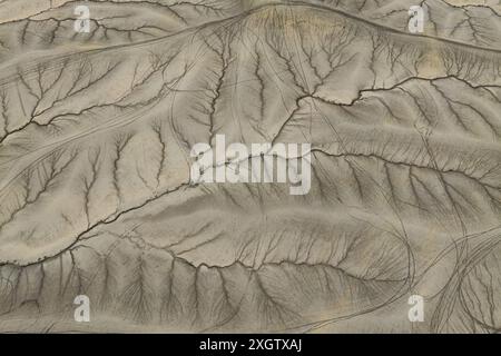 Dieses atemberaubende Luftbild fängt die komplexen Strukturen und subtilen Farbvariationen des Badlands-Geländes ein und zeigt die Kunstfertigkeit der Natur in Haptik Stockfoto