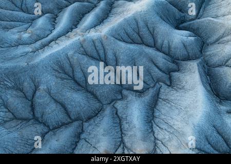 Aufnahmen über dem Kopf, die die komplizierten Strukturen und Formationen der blau getönten Badlands erfassen und deren natürliche Schönheit und geologische Komplexität hervorheben. Stockfoto