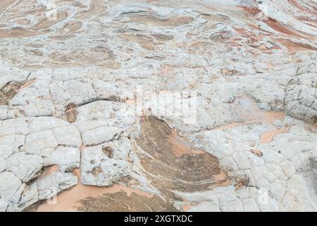 Detaillierte Ansicht der geschichteten und verwitterten Felsformationen an Vermillion Cliffs mit natürlichen Mustern und Texturen Stockfoto