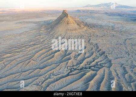 Ein Luftbild zeigt das komplizierte, gewellte Gelände und die zerklüfteten Berglandschaften in Hanksville, Utah, und hebt die einzigartige geologische Landschaft hervor Stockfoto