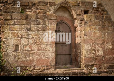 Alte Tür in einer alten Sandsteinmauer einer Abtei Stockfoto