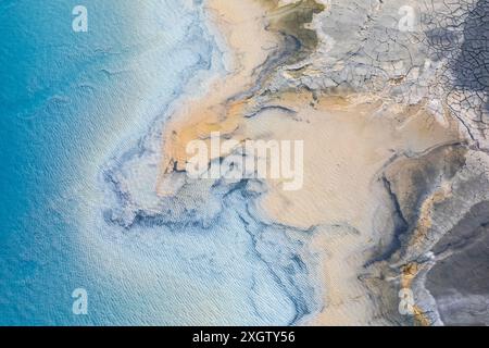 Dieses abstrakte Foto fängt die einzigartige, giftige Landschaft des spanischen Rio Tinto aus einer Luftperspektive ein und hebt seine auffälligen Farben und Texturen hervor Stockfoto