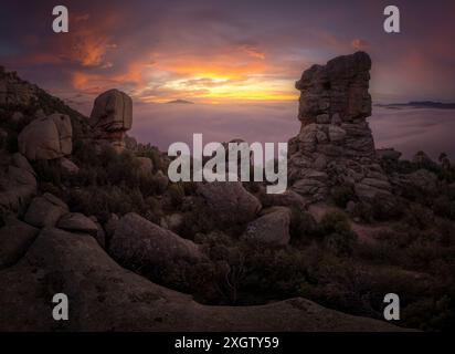 Ein ruhiger Sonnenuntergang taucht La Pedrizas einzigartige Felsformationen in warmes Licht auf dem Guadarrama-Gebirge in der Nähe von Madrid Stockfoto