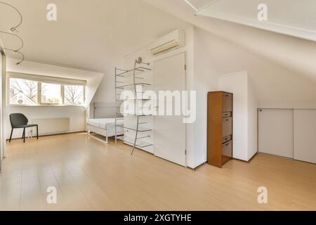 Ein gut beleuchtetes, minimalistisches Schlafzimmer mit modernen Möbeln, Holzfußboden und einer ruhigen Umgebung in Jan Weilandlaan, Niederlande Stockfoto