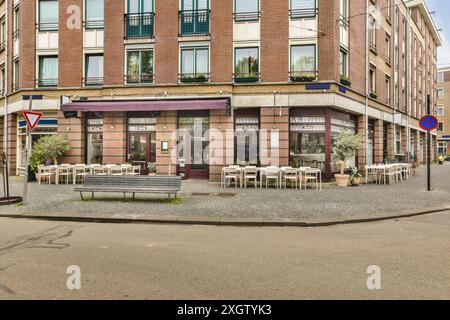 Ein malerisches Café in der Joan Melchior Kemperstraat in Amsterdam, mit einem charmanten Sitzbereich im Freien in urbaner Architektur Stockfoto