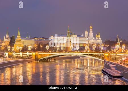 Beleuchteter Moskauer Kreml und Moskauer Fluss am frostigen Winterabend. Stockfoto