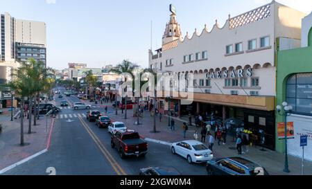 Tijuana, Mexiko. Juli 2024. Blick auf die Fassade des Hotel Caesars, das 1931 von Cesare Cardini, dem Erfinder des Caesar Salats, gegründet wurde. Jeden Monat bereiten rund 20 Salatmeister rund 2.000 Caesar-Salate direkt am Tisch zu. Quelle: Omar Martinez/dpa/Alamy Live News Stockfoto