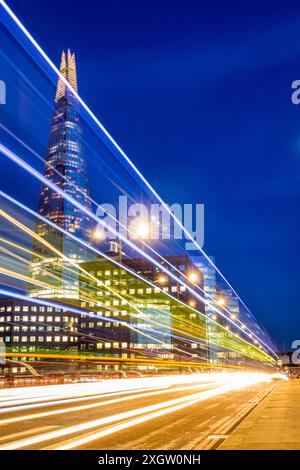 LONDON, GROSSBRITANNIEN - 15. JULI 2016: Scherbenwolkenkratzer bei Nacht durch Ampeln gesehen Stockfoto