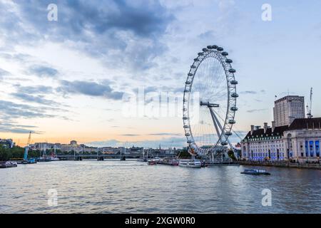 London, Vereinigtes Königreich - 13. Juli 2016: London Eye on a Sunset Stockfoto