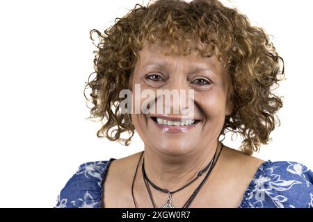 Das Bild zeigt eine 60-jährige Frau mit einem warmen, einladenden Lächeln. Stockfoto