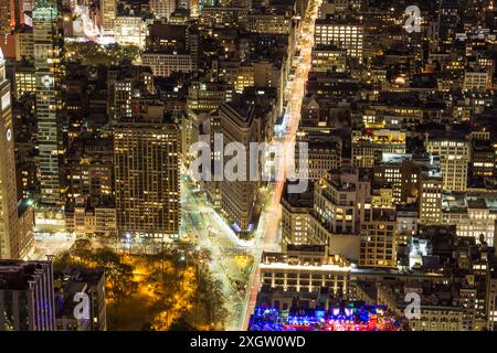 Stadtbild von Manhattan mit Flatiron Building bei Nacht. New York City, Vereinigte Staaten von Amerika. Luftaufnahme Stockfoto