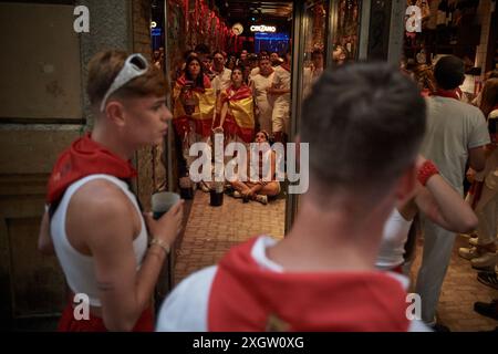 Pamplona, Spanien. Juli 2024. Während der Feier der San-Fermín-Feierlichkeiten sehen mehrere Jugendliche die Fernsehsendung des Europapokals 2024 zwischen Frankreich und Spanien in einer Bar in Pamplona. Endnote; 2-1 (Foto: Elsa A Bravo/SOPA Images/SIPA USA) Credit: SIPA USA/Alamy Live News Stockfoto