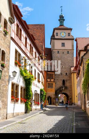 Weißer Turm in Rothenburg ob der Tauber; Bayern, Deutschland. Es ist berühmt für seine gut erhaltene mittelalterliche Altstadt. Stockfoto