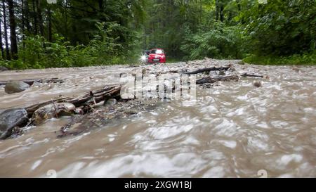 Eine breite Unwetterfront sorgt seit den Nachmittagsstunden für Chaos in Oberbayern. Besonders schlimm trifft es Holzkirchen und Umgebung. Orkanböen und heftiger Starkregen sorgten hier für viele Schäden. Umgestürzte Bäume blockierten viele Straßen. Autofahrer halfen sich teilweise selbst, da die Rettungskräfte zu viele Einsatzstelle abarbeiten müssen. Der Starkregen und gesättigte Boden verursachte außerdem Sturzfluten und Murenabgänge. Diese blockierten auch Straßen. In Holzkirchen kam Feuerwehren aus anderen Gemeinden zum Einsatz. Nahezu an jeder Straßenecke liegt umkippte Bäume. Ein Stockfoto