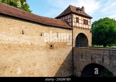 Rödertor von Rothenburg ob der Tauber, Bayern, Deutschland. Es ist berühmt für seine gut erhaltene mittelalterliche Altstadt. Stockfoto