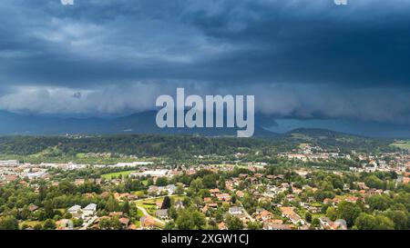 Eine breite Unwetterfront sorgt seit den Nachmittagsstunden für Chaos in Oberbayern. Besonders schlimm trifft es Holzkirchen und Umgebung. Orkanböen und heftiger Starkregen sorgten hier für viele Schäden. Umgestürzte Bäume blockierten viele Straßen. Autofahrer halfen sich teilweise selbst, da die Rettungskräfte zu viele Einsatzstelle abarbeiten müssen. Der Starkregen und gesättigte Boden verursachte außerdem Sturzfluten und Murenabgänge. Diese blockierten auch Straßen. In Holzkirchen kam Feuerwehren aus anderen Gemeinden zum Einsatz. Nahezu an jeder Straßenecke liegt umkippte Bäume. Ein Stockfoto