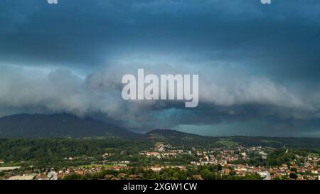 Eine breite Unwetterfront sorgt seit den Nachmittagsstunden für Chaos in Oberbayern. Besonders schlimm trifft es Holzkirchen und Umgebung. Orkanböen und heftiger Starkregen sorgten hier für viele Schäden. Umgestürzte Bäume blockierten viele Straßen. Autofahrer halfen sich teilweise selbst, da die Rettungskräfte zu viele Einsatzstelle abarbeiten müssen. Der Starkregen und gesättigte Boden verursachte außerdem Sturzfluten und Murenabgänge. Diese blockierten auch Straßen. In Holzkirchen kam Feuerwehren aus anderen Gemeinden zum Einsatz. Nahezu an jeder Straßenecke liegt umkippte Bäume. Ein Stockfoto