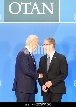 Premierminister Sir Keir Starmer wird von US-Präsident Joe Biden begrüßt, als er beim NATO-Gipfel zum 75. Jahrestag im Walter E. Washington Convention Center in Washington DC, USA, ankommt. Bilddatum: Mittwoch, 10. Juli 2024. Stockfoto