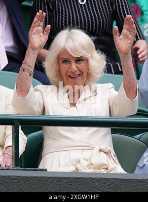 Queen Camilla nimmt an einer Welle am Court One am 10. Tag der Wimbledon Championships 2024 im All England Lawn Tennis and Croquet Club in London Teil. Bilddatum: Mittwoch, 10. Juli 2024. Stockfoto