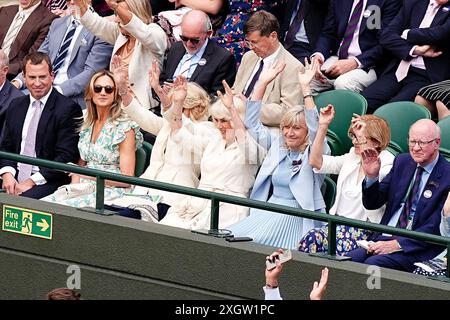 Queen Camilla nimmt an einer Welle am Court One am 10. Tag der Wimbledon Championships 2024 im All England Lawn Tennis and Croquet Club in London Teil. Bilddatum: Mittwoch, 10. Juli 2024. Stockfoto