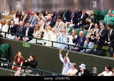 Queen Camilla nimmt an einer Welle am Court One am 10. Tag der Wimbledon Championships 2024 im All England Lawn Tennis and Croquet Club in London Teil. Bilddatum: Mittwoch, 10. Juli 2024. Stockfoto