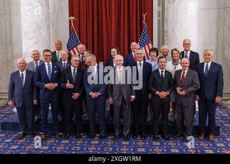 Washington, Usa. Juli 2024. Eine überparteiliche Gruppe von US-Senatoren posiert am Mittwoch, den 10. Juli 2024, für ein Foto mit verschiedenen Führern der NATO-Länder, dem britischen Premierminister Keir Starmer, dem schwedischen Premierminister Ulf Kristersson, dem finnischen Präsidenten Alexander Stubb und dem NATO-Generalsekretär Jens Stoltenberg in Washington DC, USA. Foto: Aaron Schwartz/CNP/ABACAPRESS. COM Credit: Abaca Press/Alamy Live News Stockfoto