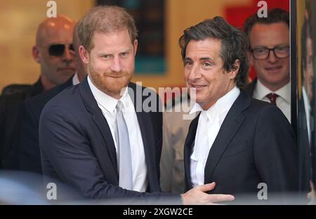 Aktenfoto vom 06/23 vom Duke of Sussex (links) mit seinem Barrister David Sherborne, der die Rolls-Gebäude in London verließ, nachdem er im Telefonhacking-Prozess gegen Mirror Group Newspapers (MGN) Beweise gegeben hatte. Prinz Harry war ein Interview für eine ITV-Dokumentation, Boulevards on Trial, über den Telefon-Hacking-Skandal, der am Donnerstag, den 25. Juli, ausgestrahlt wird. Ausgabedatum: Mittwoch, 10. Juli 2024. Stockfoto