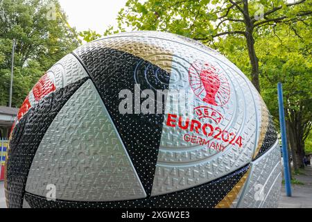 Dortmund, Deutschland. Juli 2024. Dortmund, Deutschland, 10. Juli 2024: Nachbildung des Adidas-Fußballs vor dem Halbfinalspiel der UEFA EURO 2024 zwischen den Niederlanden und England im BVB Stadion Dortmund in Dortmund. (Daniela Porcelli/SPP) Credit: SPP Sport Press Photo. /Alamy Live News Stockfoto