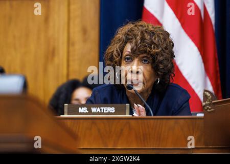 Washington, Usa. Juli 2024. Die US-Abgeordnete Maxine Waters (Demokrat von Kalifornien) wird am Mittwoch, den 10. Juli, im House Committee on Financial Services bei einer Anhörung in Washington, DC, USA, gesehen. 2024. Foto: Aaron Schwartz/CNP/ABACAPRESS. COM Credit: Abaca Press/Alamy Live News Stockfoto