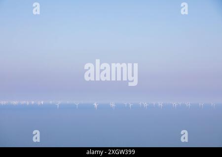 Windturbinen und eine Windfarm am Horizont vor der Küste von Nordwales Stockfoto