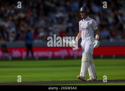 Englands Ollie Pope geht, nachdem er am ersten Tag des ersten Rothesay Men's Test Matches auf dem Lord's Cricket Ground, London, von Jason Holder aus West Indies (nicht abgebildet) aus LBW ausgeschleudert wurde. Bilddatum: Mittwoch, 10. Juli 2024. Stockfoto