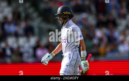 Englands Ollie Pope geht, nachdem er am ersten Tag des ersten Rothesay Men's Test Matches auf dem Lord's Cricket Ground, London, von Jason Holder aus West Indies (nicht abgebildet) aus LBW ausgeschleudert wurde. Bilddatum: Mittwoch, 10. Juli 2024. Stockfoto