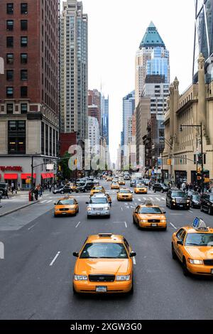 Blick auf die Straße von New York City Yellow Taxis Stockfoto