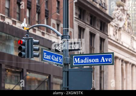 New York Ampel und Straßenschilder zur Madison Avenue Stockfoto